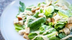 Salada Caesar em um prato branco.