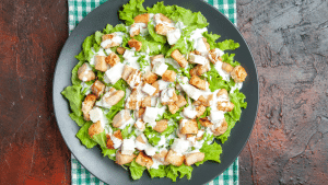 Salada caeser com frango saudável e refrescante