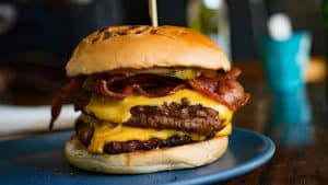 Smash burger em um prato azul.