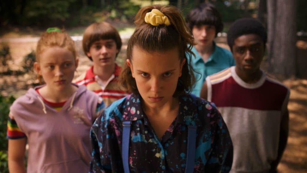 Personagens de Stranger Things em cena da série.