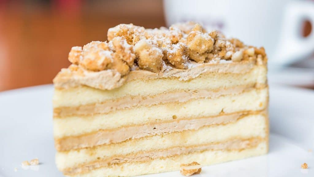 Torta de bolacha Maria em um prato branco.