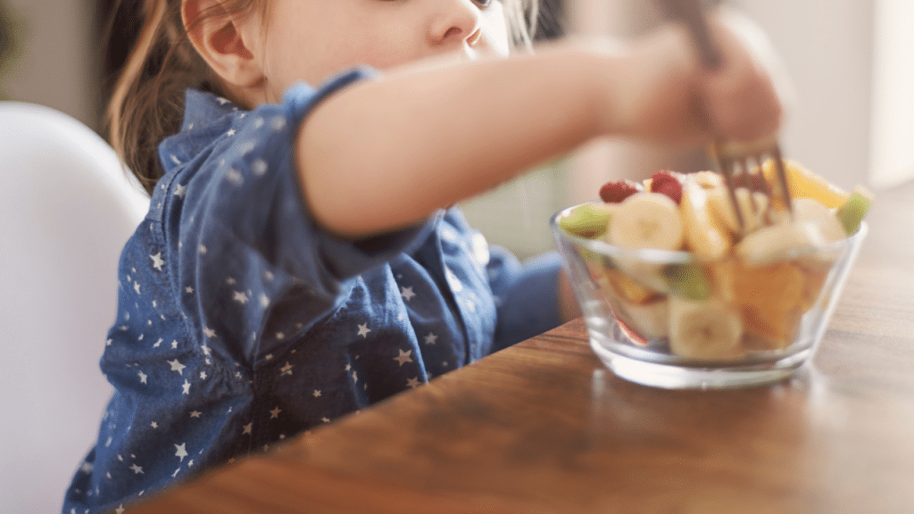 Garotinha comendo verduras
