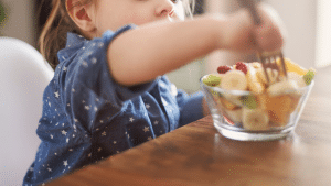 Garotinha comendo verduras