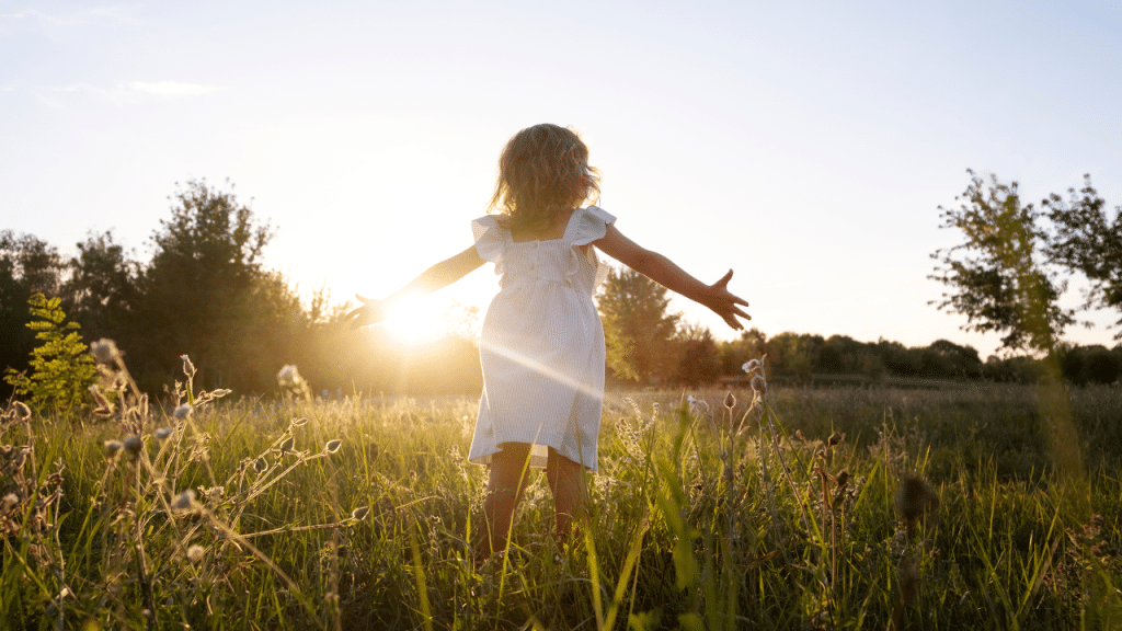 Criança pulando em um campo